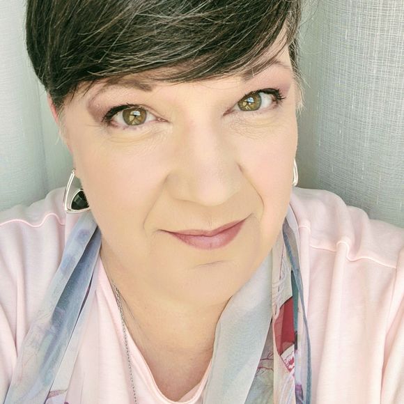 Meet your Posher, Jennifer - Picture 1 of 1